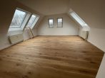 KNIPFER IMMOBILIEN - Erstbezug nach Modernisierung - Elegante Dachwohnung in Dasing zum Kauf! - Wohnzimmer