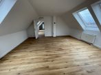 KNIPFER IMMOBILIEN - Erstbezug nach Modernisierung - Elegante Dachwohnung in Dasing zum Kauf! - Wohnzimmer
