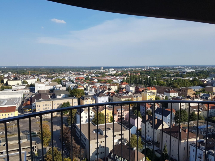 Bild - KNIPFER`S IMMOBILIENSCHÄTZE – Apartment im begehrten Hotelturm zum Kauf!