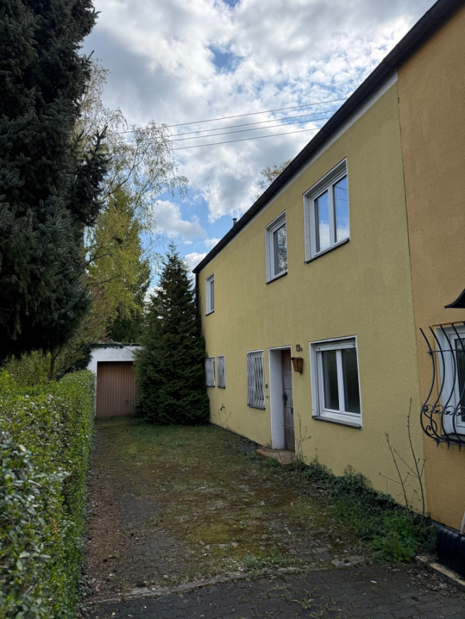 Rohdiamant in Bestlage – Doppelhaushälfte mit Ausbaureserve in Augsburg Hochzoll-Süd, 86163 Augsburg / Hochzoll-Süd, Doppelhaushälfte