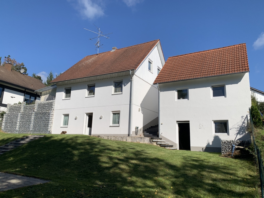 Bild - KNIPFER`S IMMOBILIENSCHÄTZE – Großzügiges EFH mit Einliegerwohnung, Doppelgarage und tollem Garten