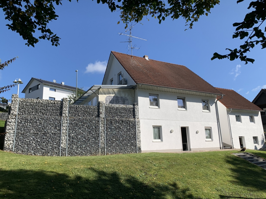 Bild - KNIPFER`S IMMOBILIENSCHÄTZE – Großzügiges EFH mit Einliegerwohnung, Doppelgarage und tollem Garten