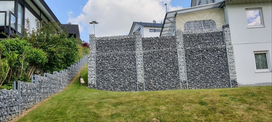 Bild - KNIPFER`S IMMOBILIENSCHÄTZE – Großzügiges EFH mit Einliegerwohnung, Doppelgarage und tollem Garten