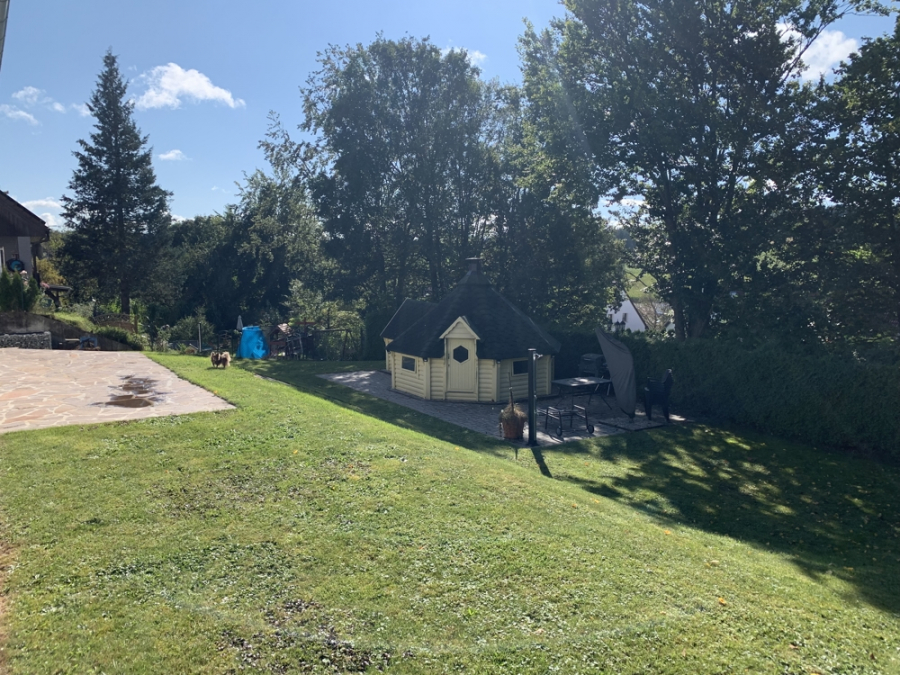 Bild - KNIPFER`S IMMOBILIENSCHÄTZE – Großzügiges EFH mit Einliegerwohnung, Doppelgarage und tollem Garten