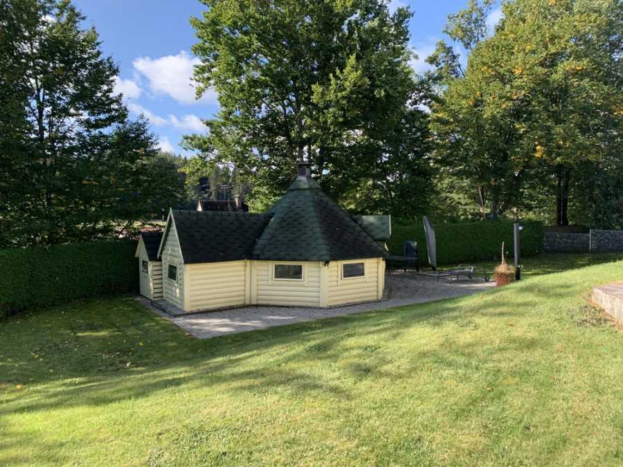 Bild - KNIPFER`S IMMOBILIENSCHÄTZE – Großzügiges EFH mit Einliegerwohnung, Doppelgarage und tollem Garten