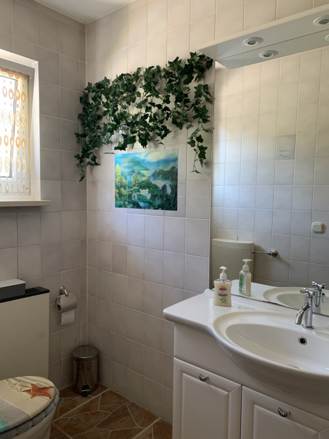 Bild - KNIPFER`S IMMOBILIENSCHÄTZE – Großzügiges EFH mit Einliegerwohnung, Doppelgarage und tollem Garten