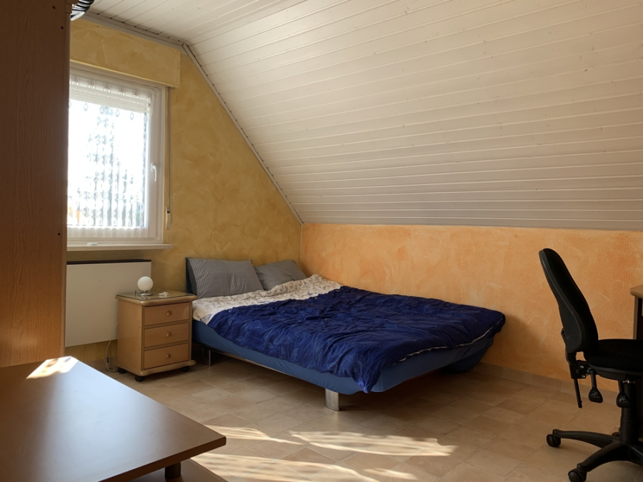 Bild - KNIPFER`S IMMOBILIENSCHÄTZE – Großzügiges EFH mit Einliegerwohnung, Doppelgarage und tollem Garten