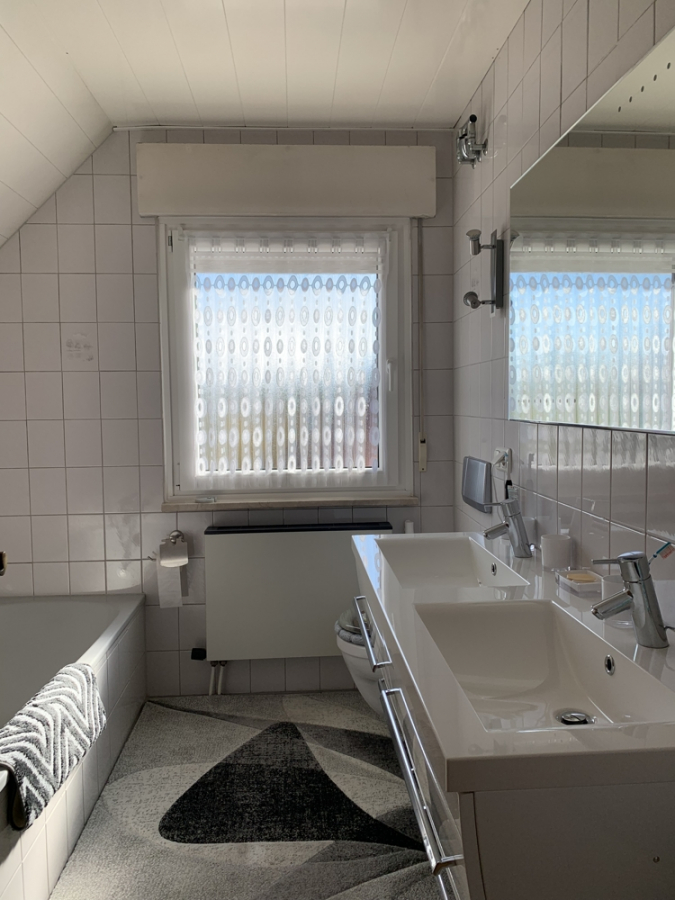 Bild - KNIPFER`S IMMOBILIENSCHÄTZE – Großzügiges EFH mit Einliegerwohnung, Doppelgarage und tollem Garten