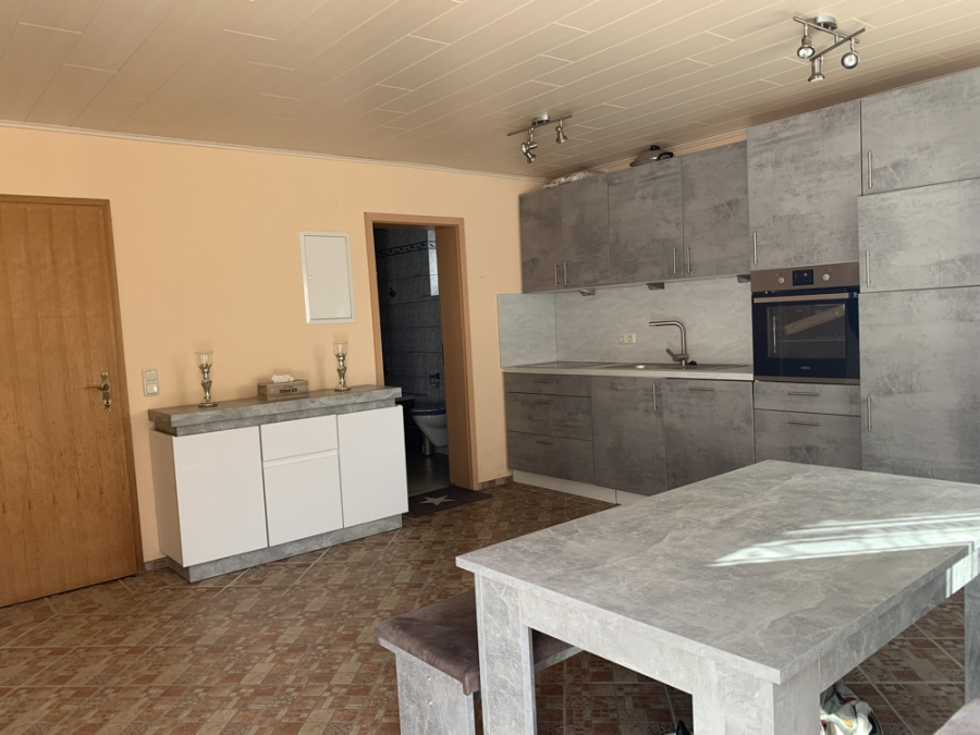 Bild - KNIPFER`S IMMOBILIENSCHÄTZE – Großzügiges EFH mit Einliegerwohnung, Doppelgarage und tollem Garten