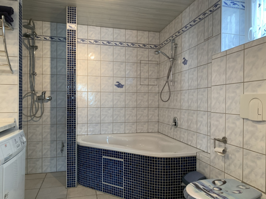 Bild - KNIPFER`S IMMOBILIENSCHÄTZE – Großzügiges EFH mit Einliegerwohnung, Doppelgarage und tollem Garten