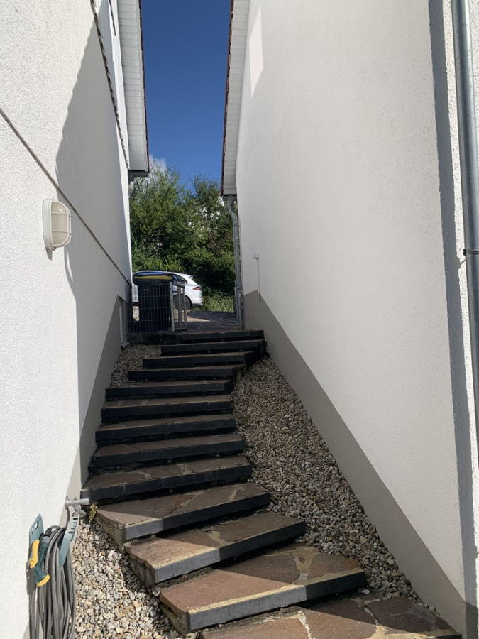 Bild - KNIPFER`S IMMOBILIENSCHÄTZE – Großzügiges EFH mit Einliegerwohnung, Doppelgarage und tollem Garten