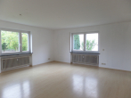 KNIPFER IMMOBILIEN - Dreifamilienhaus mit 2 Garagen in Reutern zum Kauf - Wohnzimmer EG