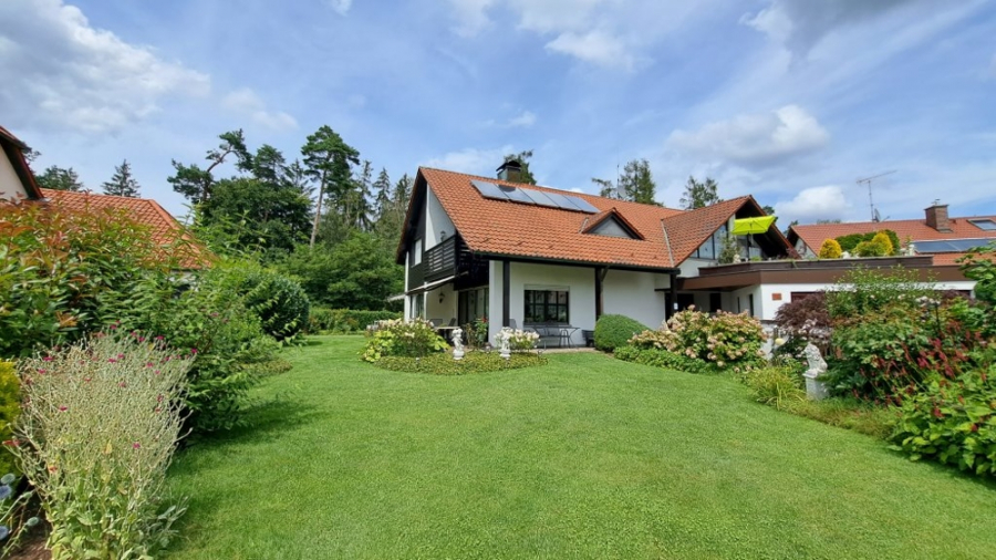 KNIPFER IMMOBILIEN Großzügige Villa mit Traumgarten, Dachterrasse & Einliegerwohnung in Thierhaupten, 86672 Thierhaupten, Einfamilienhaus