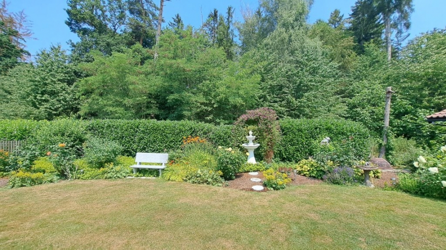 Bild - KNIPFER IMMOBILIEN Großzügige Villa mit Traumgarten, Dachterrasse & Einliegerwohnung in Thierhaupten