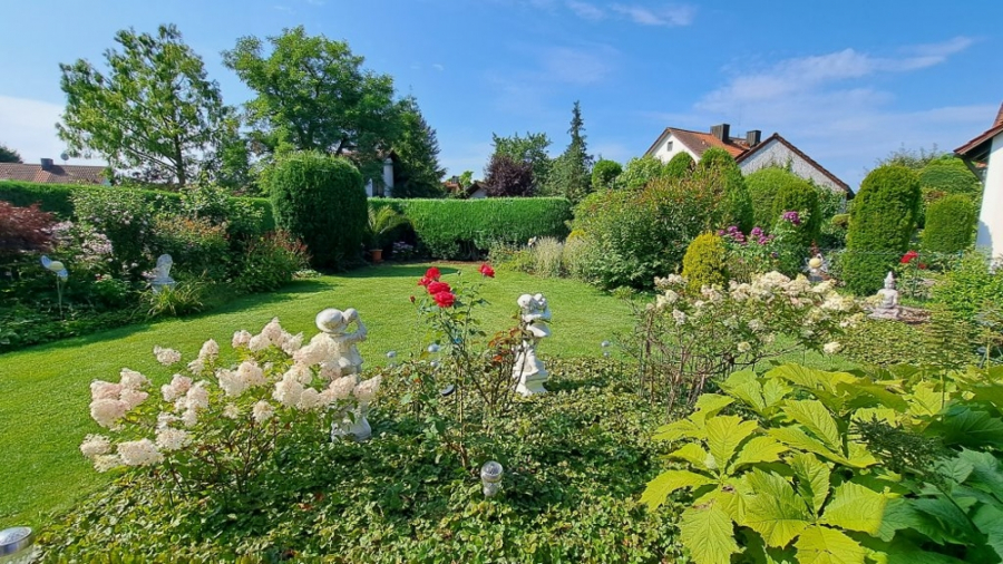 Bild - KNIPFER IMMOBILIEN Großzügige Villa mit Traumgarten, Dachterrasse & Einliegerwohnung in Thierhaupten