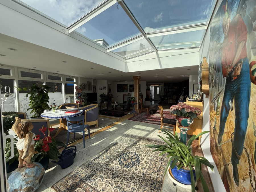 Bild - KNIPFER`S IMMOSCHÄTZE–Split-Level-Bungalow mit 65 m² Wohnbereich, Wintergarten, Kamin & 204 m² Wfl.