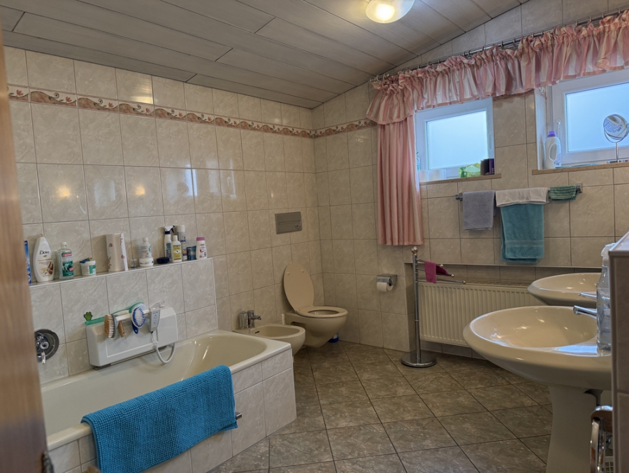 Bild - KNIPFER`S IMMOSCHÄTZE–Split-Level-Bungalow mit 65 m² Wohnbereich, Wintergarten, Kamin & 204 m² Wfl.