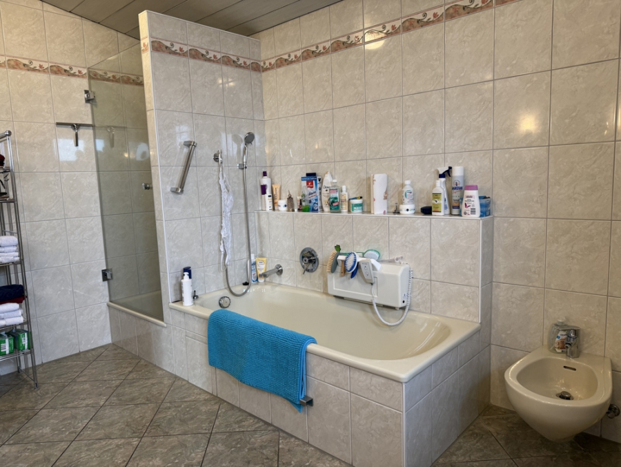 Bild - KNIPFER`S IMMOSCHÄTZE–Split-Level-Bungalow mit 65 m² Wohnbereich, Wintergarten, Kamin & 204 m² Wfl.