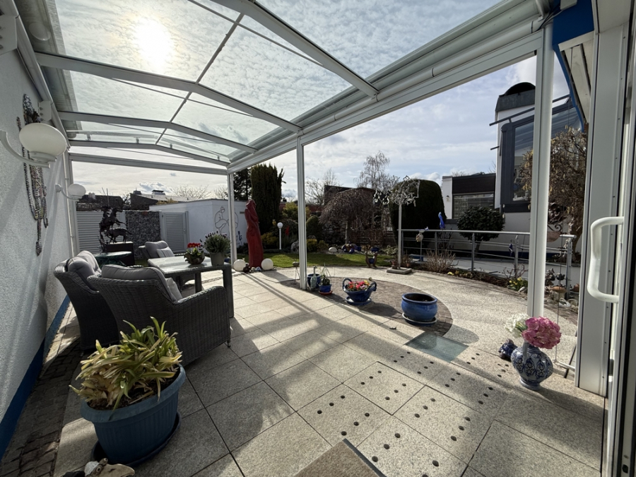 Bild - KNIPFER`S IMMOSCHÄTZE–Split-Level-Bungalow mit 65 m² Wohnbereich, Wintergarten, Kamin & 204 m² Wfl.