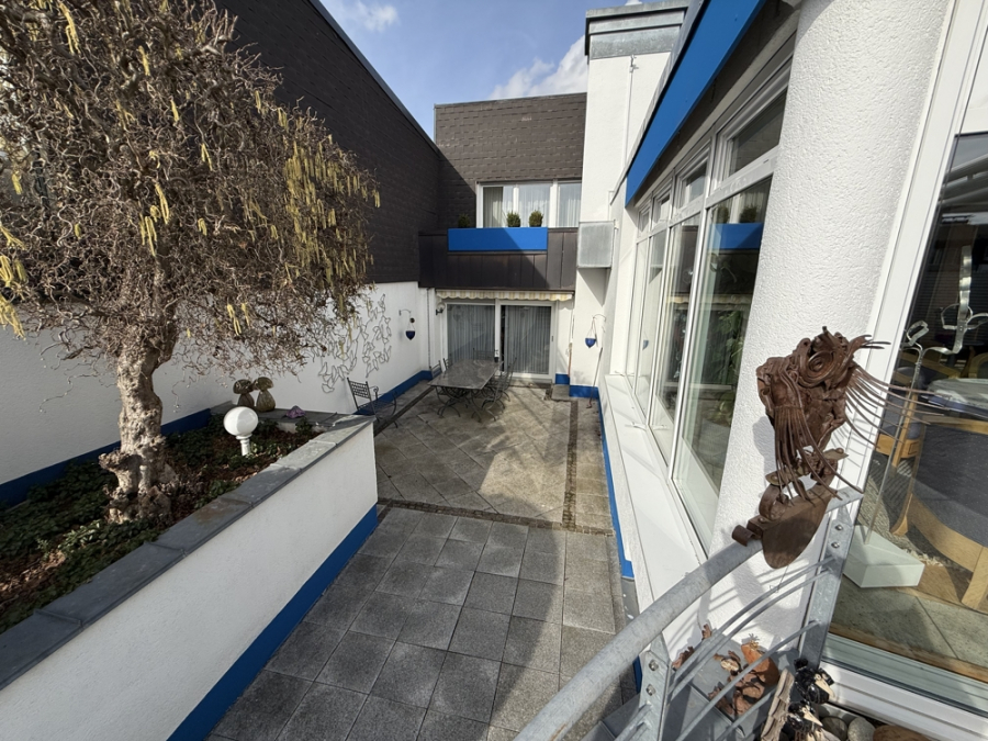 Bild - KNIPFER`S IMMOSCHÄTZE–Split-Level-Bungalow mit 65 m² Wohnbereich, Wintergarten, Kamin & 204 m² Wfl.