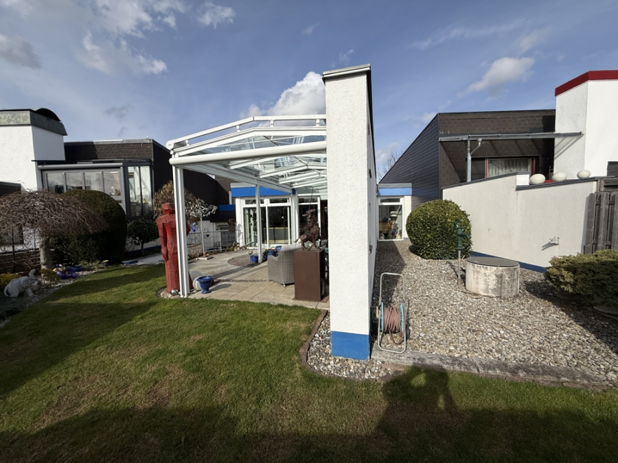 Bild - KNIPFER`S IMMOSCHÄTZE–Split-Level-Bungalow mit 65 m² Wohnbereich, Wintergarten, Kamin & 204 m² Wfl.