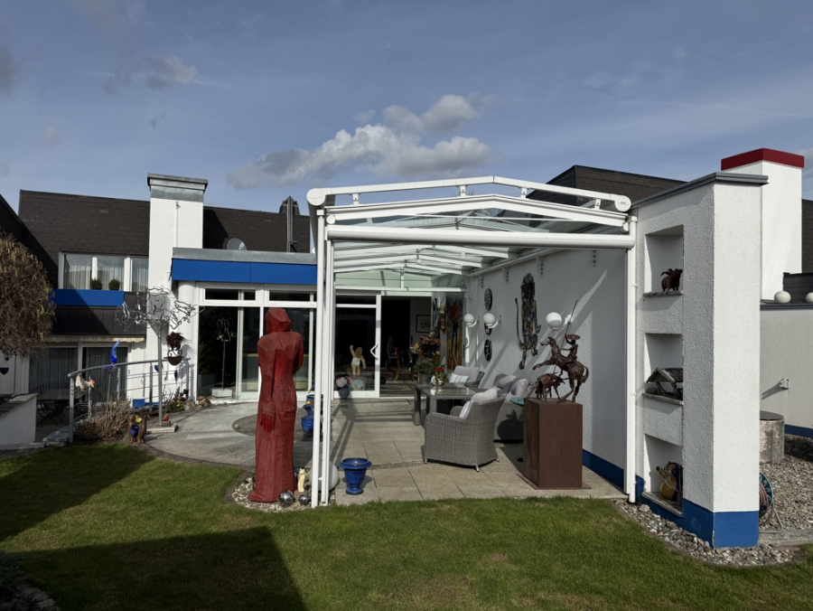 Bild - KNIPFER`S IMMOSCHÄTZE–Split-Level-Bungalow mit 65 m² Wohnbereich, Wintergarten, Kamin & 204 m² Wfl.