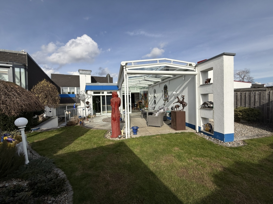 KNIPFER`S IMMOSCHÄTZE–Split-Level-Bungalow mit 65 m² Wohnbereich, Wintergarten, Kamin & 204 m² Wfl., 86343 Königsbrunn, Reihenhaus