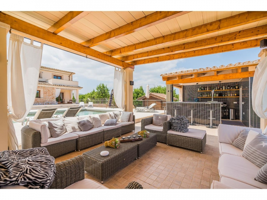 Poolbar - MALLORCA BROKER – Villa mit Tourismuslizenz in Alcudia Bonaire zum Kauf