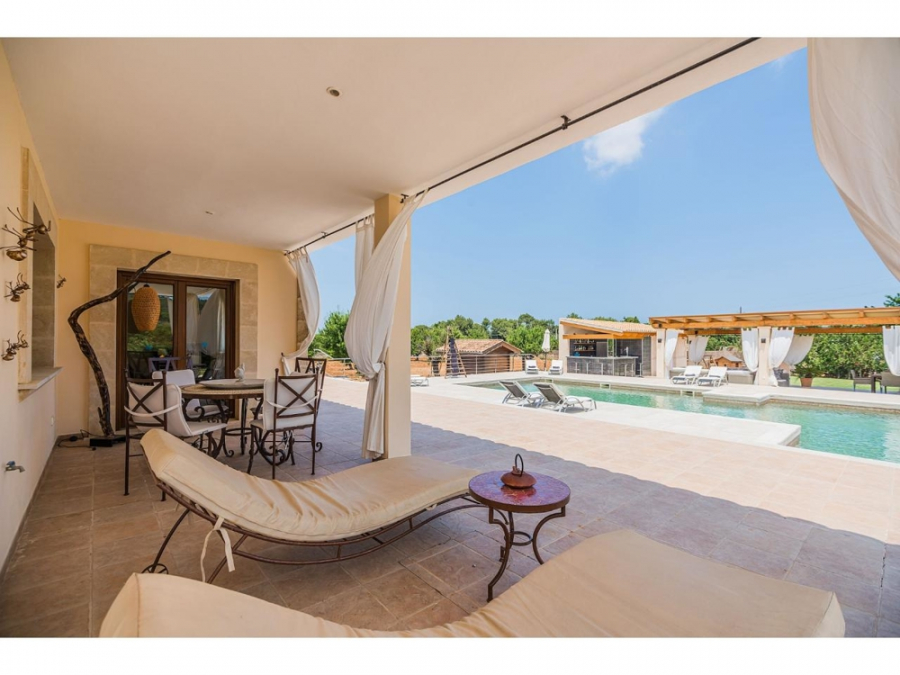 Terrasse - MALLORCA BROKER – Villa mit Tourismuslizenz in Alcudia Bonaire zum Kauf