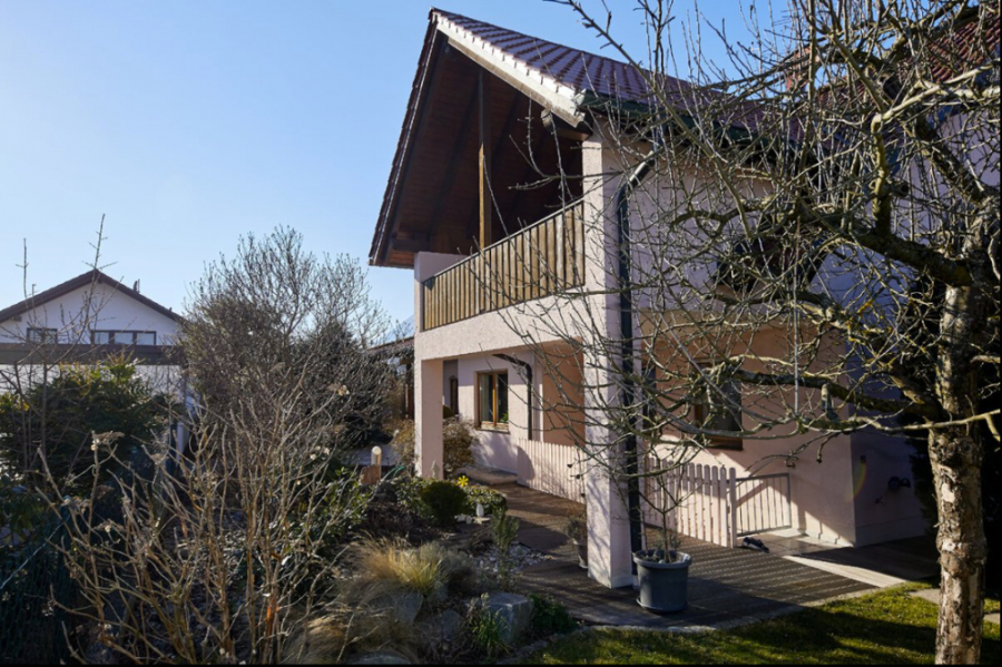 Garten - KNIPFER IMMOBILIEN – Exklusives Zweifamilienhaus in sehr ruhiger Wohnlage von Lützelburg zum Kauf