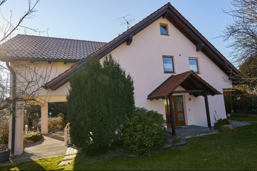 Hausansicht - KNIPFER IMMOBILIEN – Exklusives Zweifamilienhaus in sehr ruhiger Wohnlage von Lützelburg zum Kauf