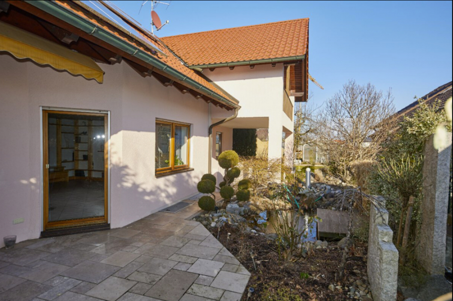 Garten - KNIPFER IMMOBILIEN – Exklusives Zweifamilienhaus in sehr ruhiger Wohnlage von Lützelburg zum Kauf