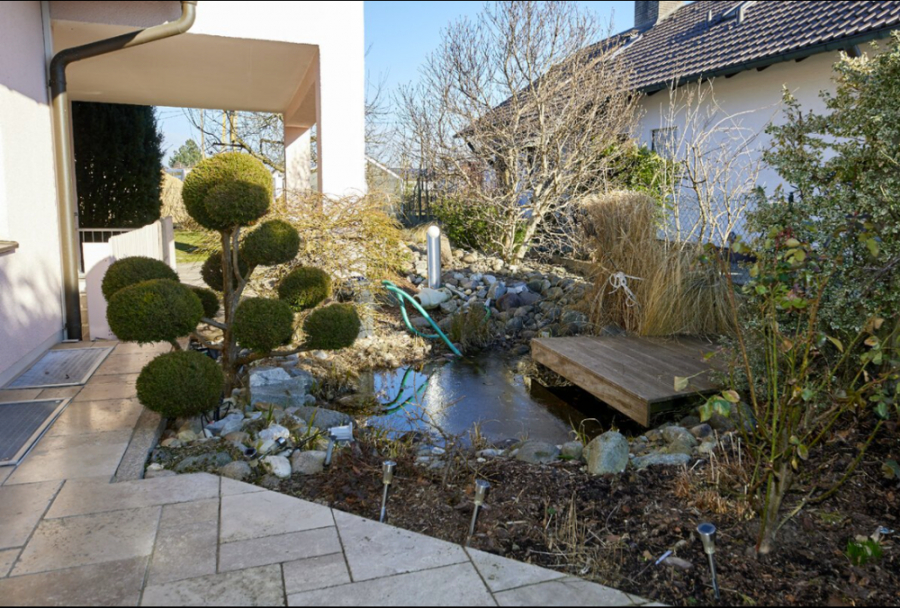 Garten - KNIPFER IMMOBILIEN – Exklusives Zweifamilienhaus in sehr ruhiger Wohnlage von Lützelburg zum Kauf