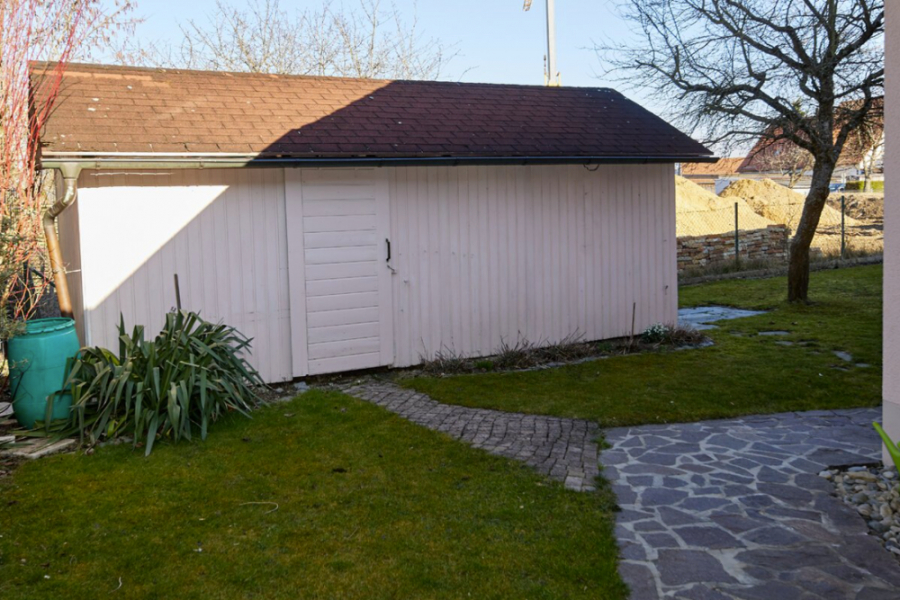 Gartenhaus - KNIPFER IMMOBILIEN – Exklusives Zweifamilienhaus in sehr ruhiger Wohnlage von Lützelburg zum Kauf