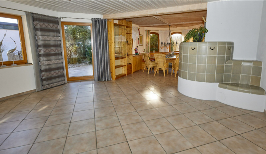 Wohnzimmer - KNIPFER IMMOBILIEN – Exklusives Zweifamilienhaus in sehr ruhiger Wohnlage von Lützelburg zum Kauf