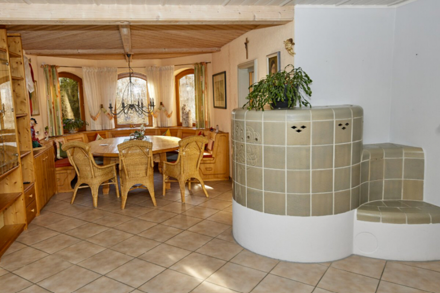 Essbereich - KNIPFER IMMOBILIEN – Exklusives Zweifamilienhaus in sehr ruhiger Wohnlage von Lützelburg zum Kauf