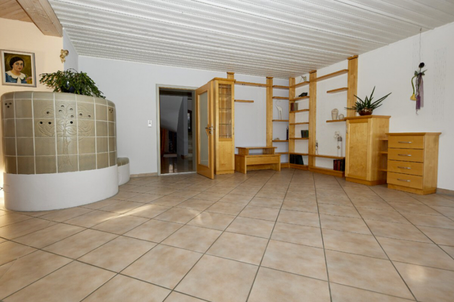 Wohnzimmer - KNIPFER IMMOBILIEN – Exklusives Zweifamilienhaus in sehr ruhiger Wohnlage von Lützelburg zum Kauf