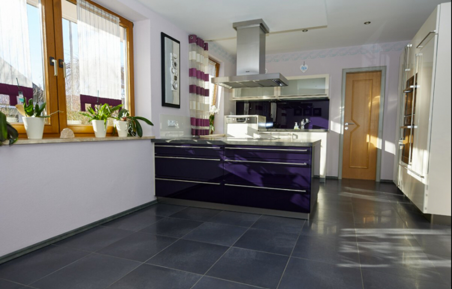 Küche - KNIPFER IMMOBILIEN – Exklusives Zweifamilienhaus in sehr ruhiger Wohnlage von Lützelburg zum Kauf