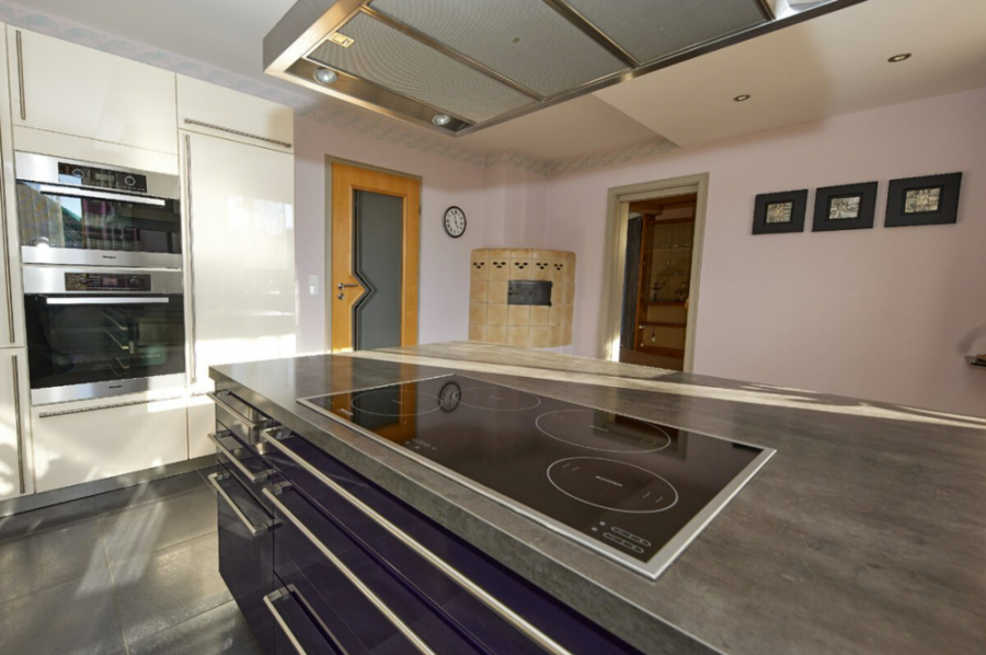 Küche - KNIPFER IMMOBILIEN – Exklusives Zweifamilienhaus in sehr ruhiger Wohnlage von Lützelburg zum Kauf