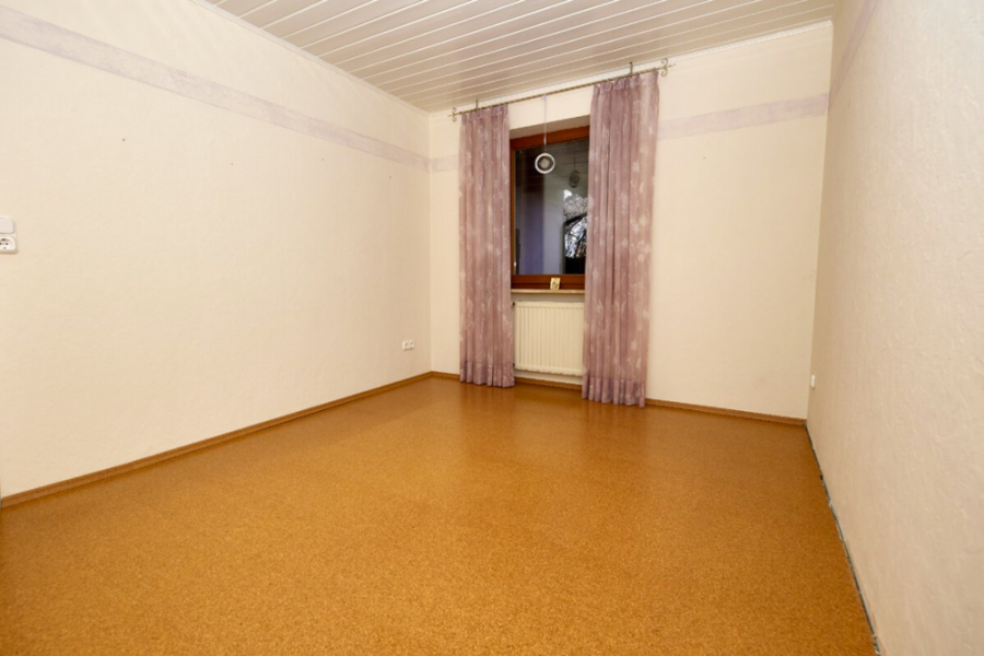 Arbeitszimmer - KNIPFER IMMOBILIEN – Exklusives Zweifamilienhaus in sehr ruhiger Wohnlage von Lützelburg zum Kauf