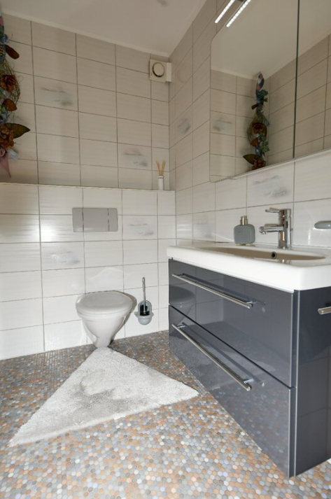 Gäste-WC - KNIPFER IMMOBILIEN – Exklusives Zweifamilienhaus in sehr ruhiger Wohnlage von Lützelburg zum Kauf