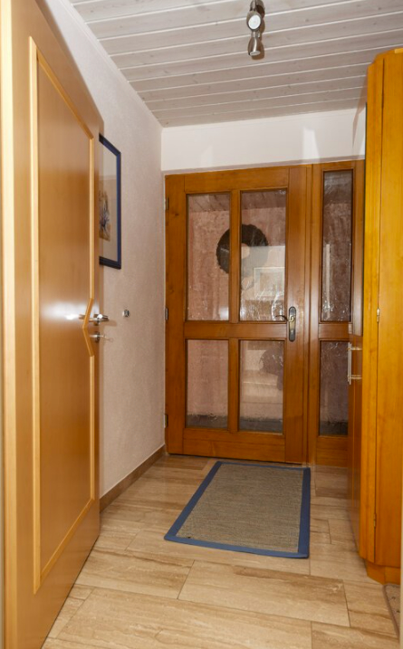 Eingang - KNIPFER IMMOBILIEN – Exklusives Zweifamilienhaus in sehr ruhiger Wohnlage von Lützelburg zum Kauf