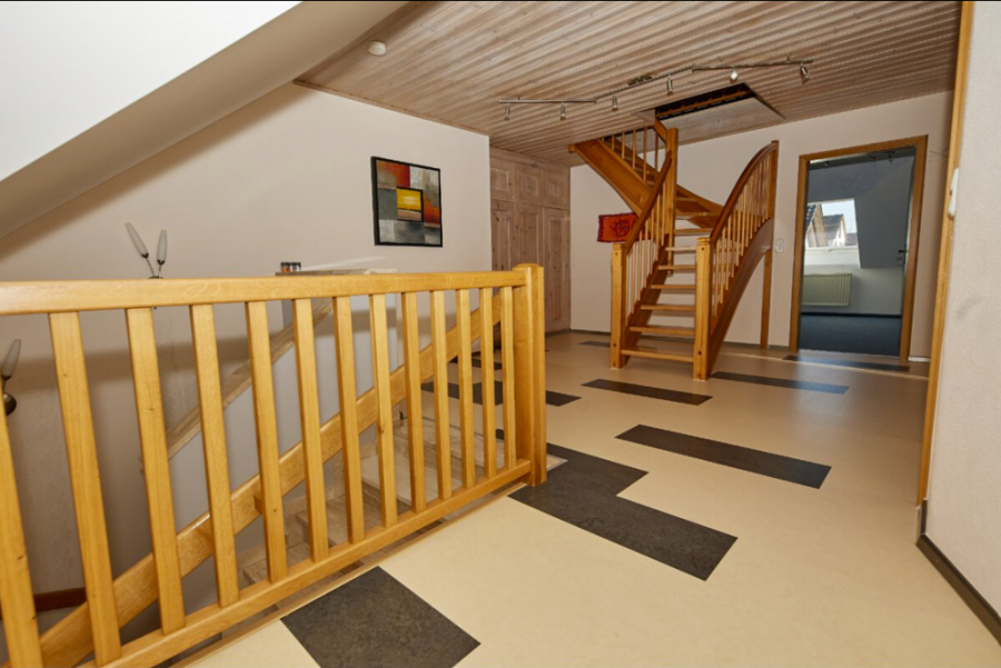 Treppenhaus - KNIPFER IMMOBILIEN – Exklusives Zweifamilienhaus in sehr ruhiger Wohnlage von Lützelburg zum Kauf
