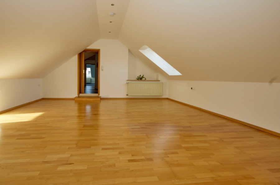 Zimmer über Garage - KNIPFER IMMOBILIEN – Exklusives Zweifamilienhaus in sehr ruhiger Wohnlage von Lützelburg zum Kauf