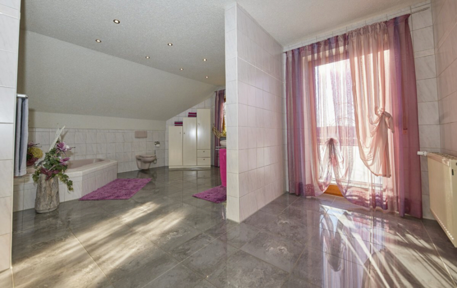 Badezimmer - KNIPFER IMMOBILIEN – Exklusives Zweifamilienhaus in sehr ruhiger Wohnlage von Lützelburg zum Kauf