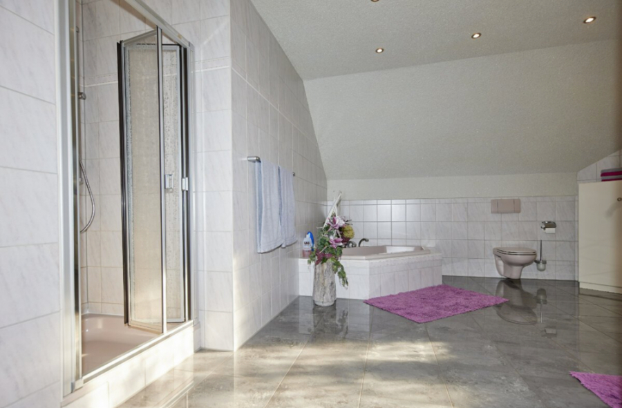 Badezimmer - KNIPFER IMMOBILIEN – Exklusives Zweifamilienhaus in sehr ruhiger Wohnlage von Lützelburg zum Kauf