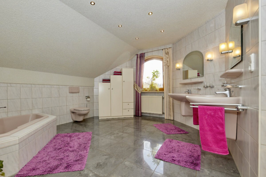 Badezimmer - KNIPFER IMMOBILIEN – Exklusives Zweifamilienhaus in sehr ruhiger Wohnlage von Lützelburg zum Kauf