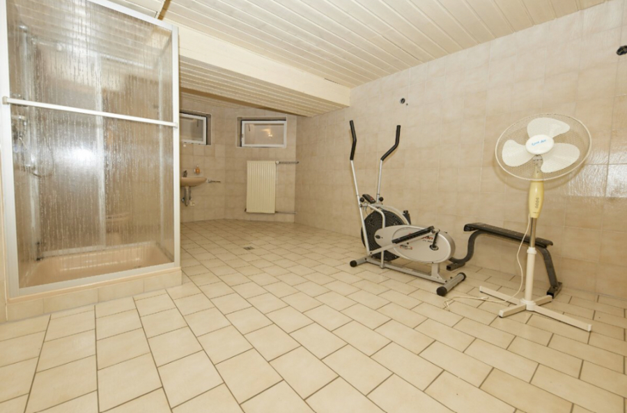 Hobbykeller - KNIPFER IMMOBILIEN – Exklusives Zweifamilienhaus in sehr ruhiger Wohnlage von Lützelburg zum Kauf