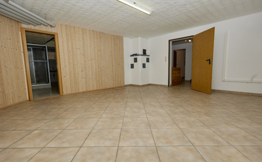 Hobbykeller - KNIPFER IMMOBILIEN – Exklusives Zweifamilienhaus in sehr ruhiger Wohnlage von Lützelburg zum Kauf