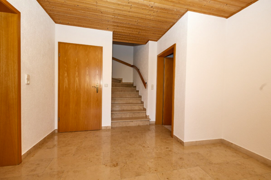 Eingang kleine Wohnung - KNIPFER IMMOBILIEN – Exklusives Zweifamilienhaus in sehr ruhiger Wohnlage von Lützelburg zum Kauf